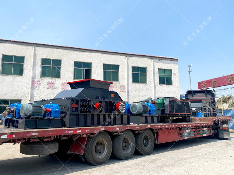 1200*1200雙齒輥破碎機(jī)，兩臺(tái)900*900軌道移動(dòng)雙齒輥破碎機(jī)發(fā)往云南