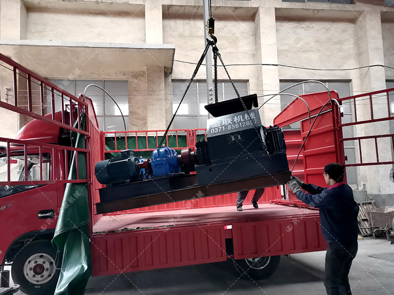 800x600中型直連式對輥制砂機發(fā)貨圖片