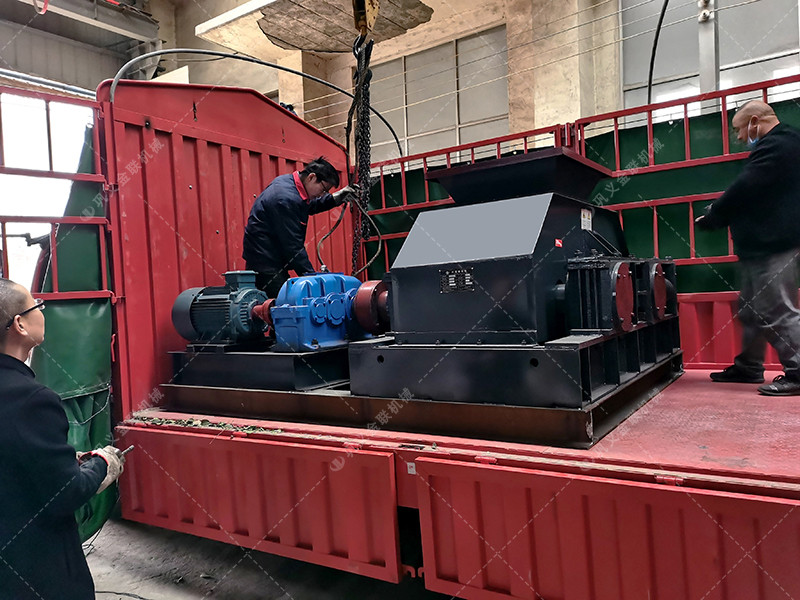 800x600中型直連式對輥制砂機發(fā)貨圖片