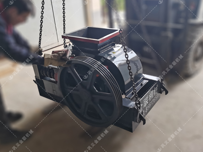 2pg400*250小型對(duì)輥破碎機(jī)發(fā)往湖南長(zhǎng)沙