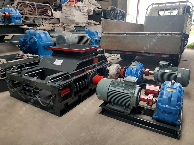 2PGC900X900大型雙齒輥破碎機發(fā)往內(nèi)蒙古赤峰破碎煤