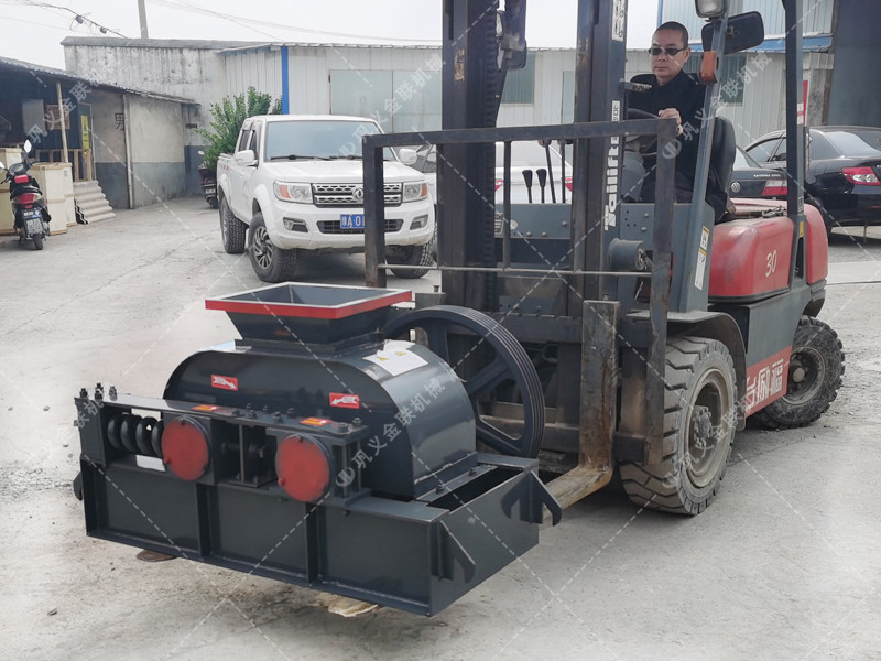 2PG400X250小型對輥破碎機發(fā)往江蘇蘇州破碎硅鐵