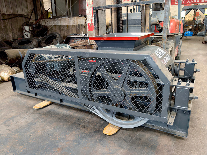 2PG450X500對輥破碎機發(fā)往福建泉州破碎石英砂