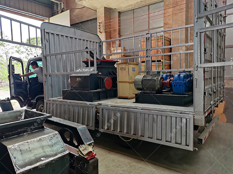 2PG800*600對(duì)輥破碎機(jī)發(fā)往重慶_破碎鵝卵石