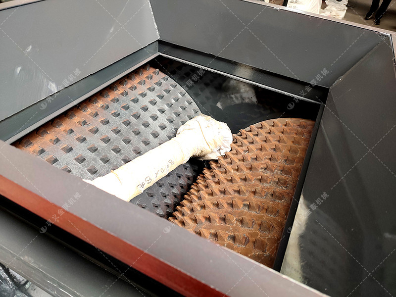 2pgc600*900雙齒輥破碎機(jī)發(fā)往安徽淮南_破碎煤矸石