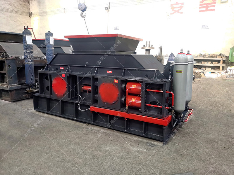 1200x800大型液壓對輥破碎機發(fā)貨 發(fā)往湖北