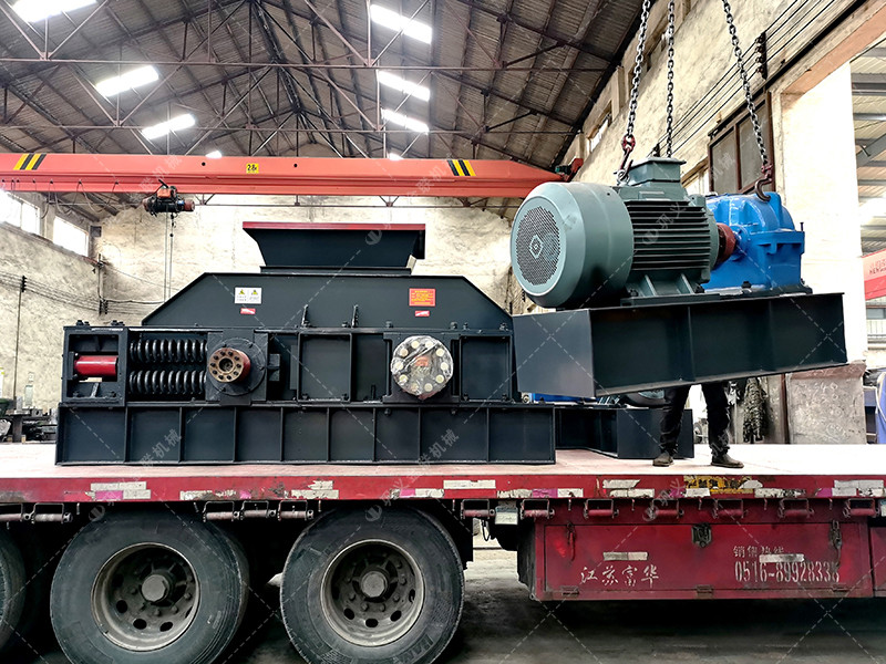 兩臺(tái)大型對(duì)輥破碎機(jī)征戰(zhàn)沙場(chǎng)