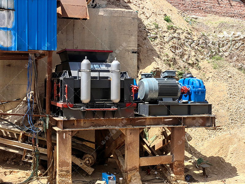 四川綿陽鵝卵石生產(chǎn)線現(xiàn)場(chǎng)-1210連軸對(duì)輥破碎機(jī)