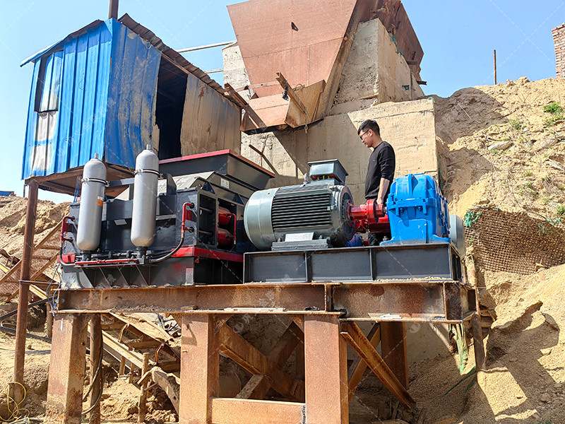 四川綿陽鵝卵石生產(chǎn)線現(xiàn)場(chǎng)-1210連軸對(duì)輥破碎機(jī)