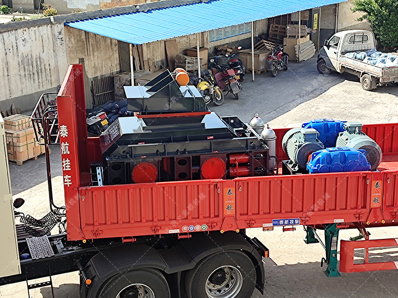 1000x700中型液壓對輥破碎機設備發(fā)貨