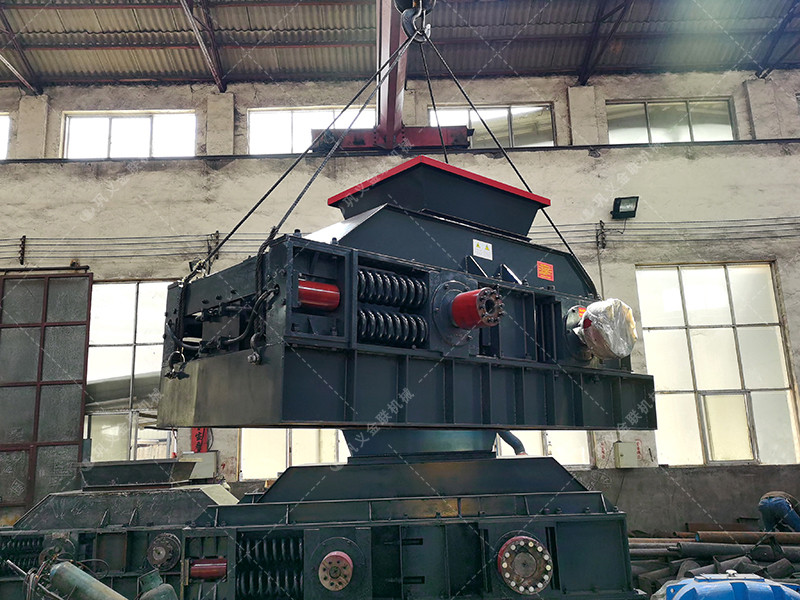 中型2PG1007彈簧式對輥制砂機(jī)發(fā)貨圖片