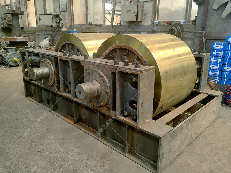 硅礦石對(duì)輥制砂機(jī)：180噸/時(shí)高效能，如何選擇實(shí)力廠家是關(guān)鍵