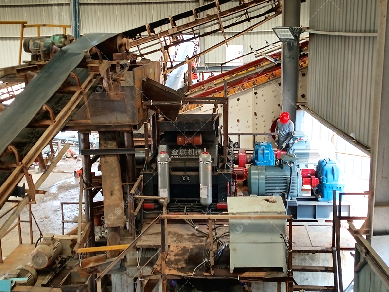 硅礦石對(duì)輥制砂機(jī)：180噸/時(shí)高效能，如何選擇實(shí)力廠家是關(guān)鍵