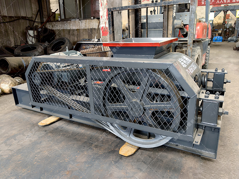 大塊煤矸石直接喂料會損壞設(shè)備？狼牙齒輥為何敢承諾'來者不拒'？