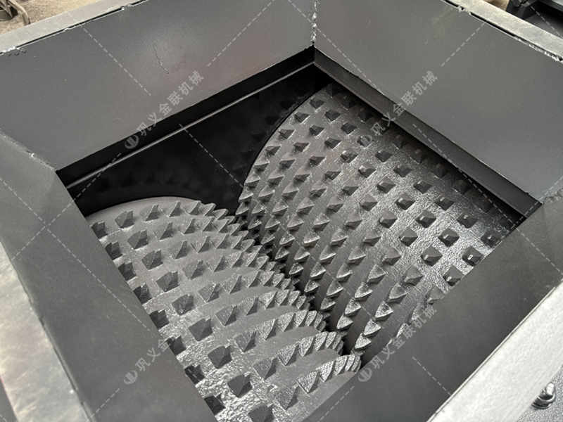 大塊煤矸石直接喂料會損壞設(shè)備？狼牙齒輥為何敢承諾'來者不拒'？